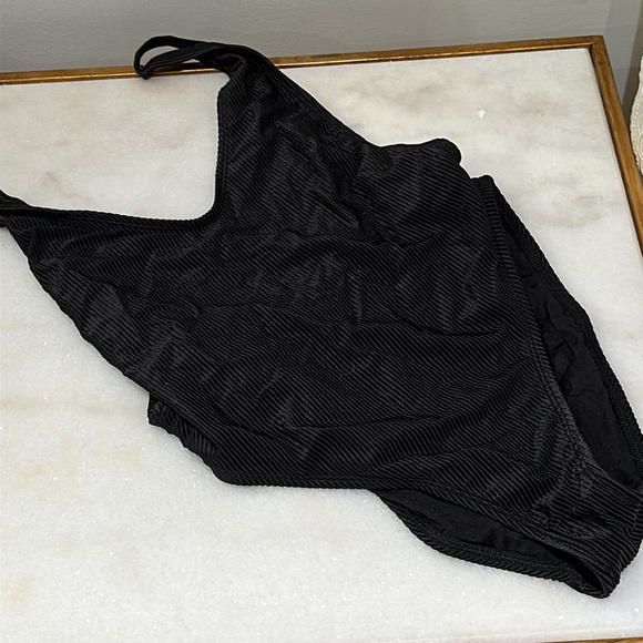 NASTY GAL Alina Low Back Swimsuit - Picture 4 of 5